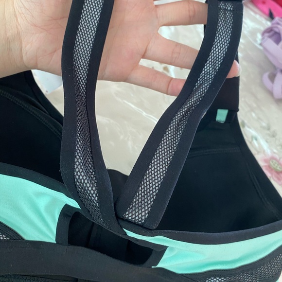 SALE‼️ 32B VS Front close sports bra - Picture 7 of 8